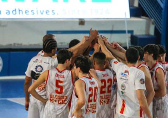 Oleggio basket mani