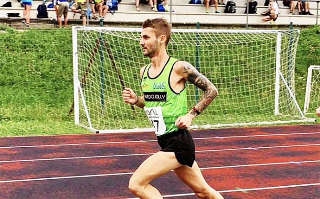 corsa pista atleta