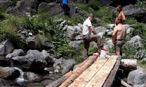 ponte legno torrente persone
