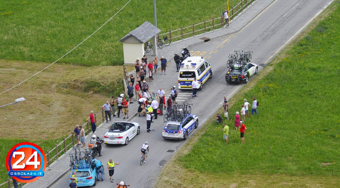 Caduta al Tour De Suisse alla rotonda di Crevola. Ciclista in ospedale. Fotogallery