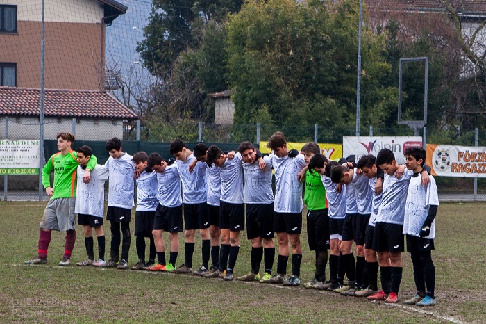 Anche il calcio giovanile del Vco ha voluto ricordare Davide Astori. Foto
